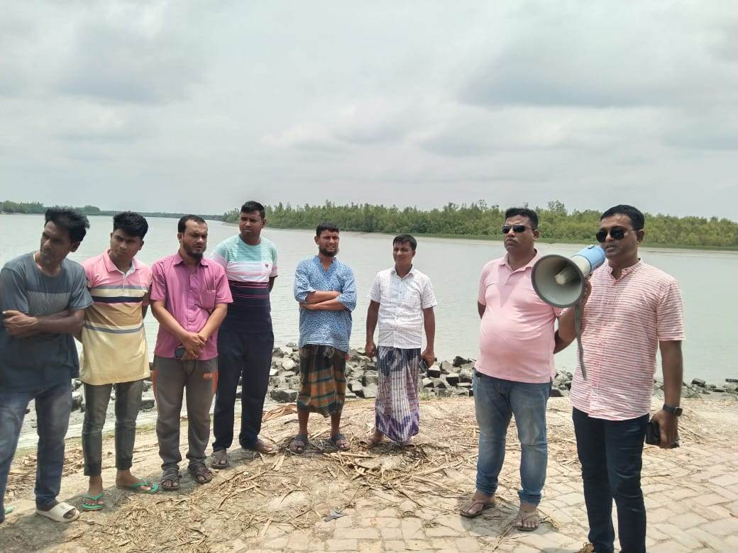 ঘূর্ণিঝড় মোখা মোকাবেলায় কয়রায় পুলিশের মহড়া ও মাইকিং