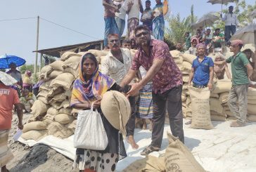 কয়রায় জেলেদের মাঝে চাল বিতরণ