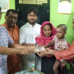 কলারোয়ায় অগ্নিদগ্ধ শিশুর চিকিৎসার জন্য নগদ অর্থ প্রদান করলেন উপজেলা চেয়ারম্যান
