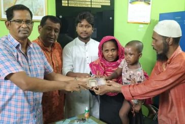 কলারোয়ায় অগ্নিদগ্ধ শিশুর চিকিৎসার জন্য নগদ অর্থ প্রদান করলেন উপজেলা চেয়ারম্যান