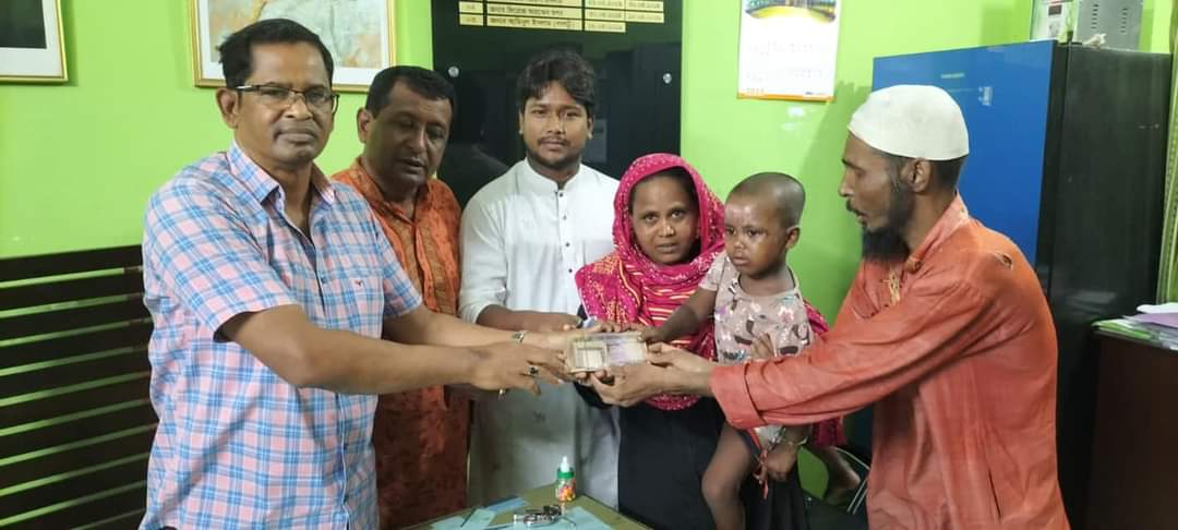 কলারোয়ায় অগ্নিদগ্ধ শিশুর চিকিৎসার জন্য নগদ অর্থ প্রদান করলেন উপজেলা চেয়ারম্যান