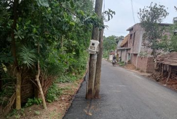 কলারোয়ায় রাস্তার উপর বিদ্যুতের খুঁটি রেখে সড়কের কাপেটিং এর কাজ শেষ