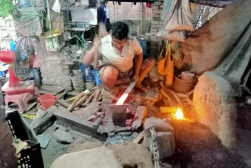 কলারোয়ায় ঈদকে সামনে রেখে  টুংটাং আওয়াজে ব্যস্ত সময় পার করছে কামার শিল্পের কারিগর