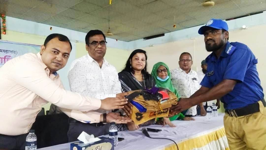 বিরামপুরে গ্রাম পুলিশদের পোশাক ও সরঞ্জামাদি বিতরণ