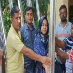 পাইকগাছায় অতিদরিদ্র মানুষের মাঝে টিন বিতরণে ইউএনও মমতাজ
