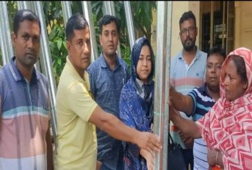 পাইকগাছায় অতিদরিদ্র মানুষের মাঝে টিন বিতরণে ইউএনও মমতাজ