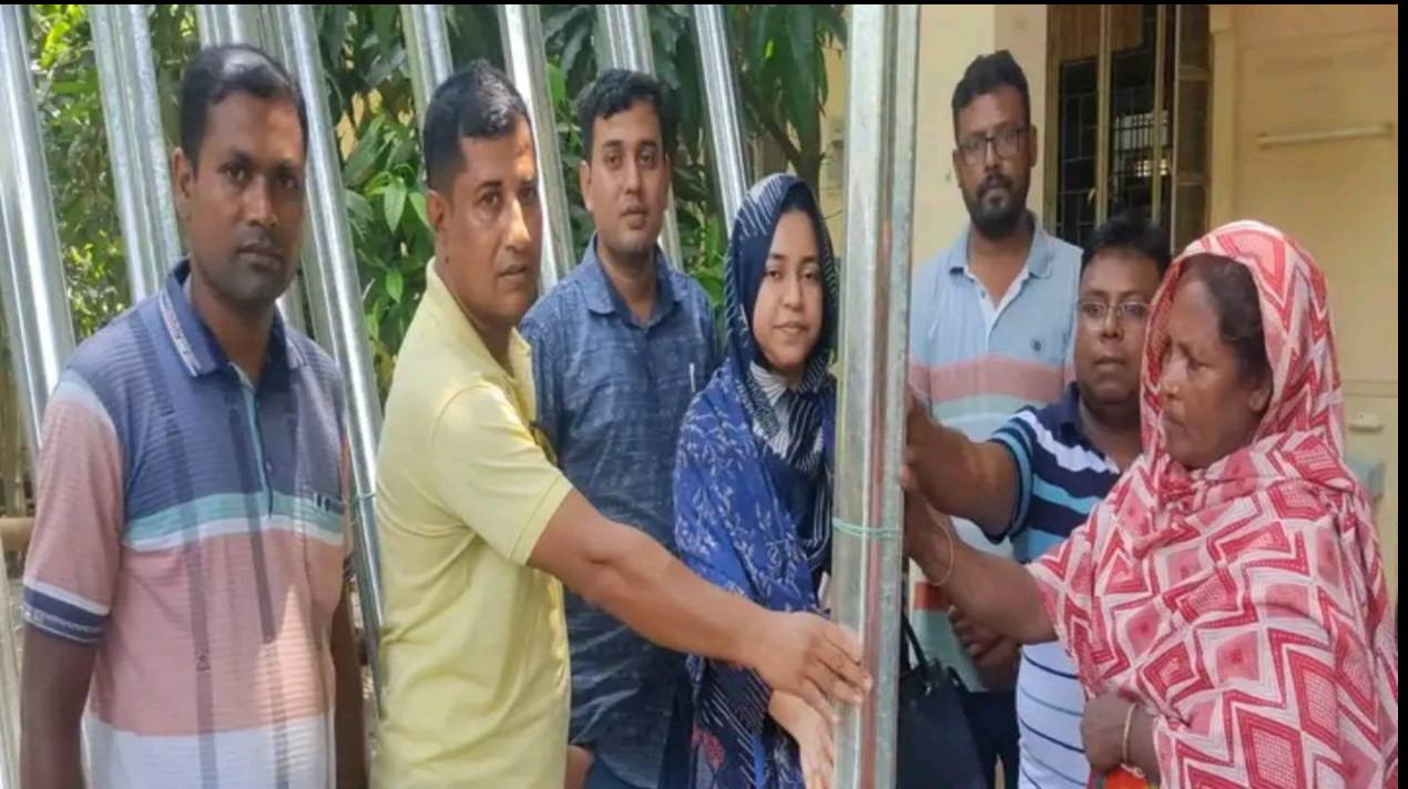 পাইকগাছায় অতিদরিদ্র মানুষের মাঝে টিন বিতরণে ইউএনও মমতাজ