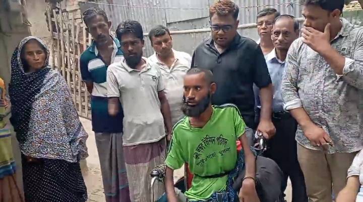 প্রতিবন্ধীরা প্রতিভাবন্ধী নয়,কর্ম সংস্থানের লক্ষ্যে কম্পিউটার দান কালে ইউপি চেয়ারম্যান কেএম আরিফুজ্জামান তুহিন