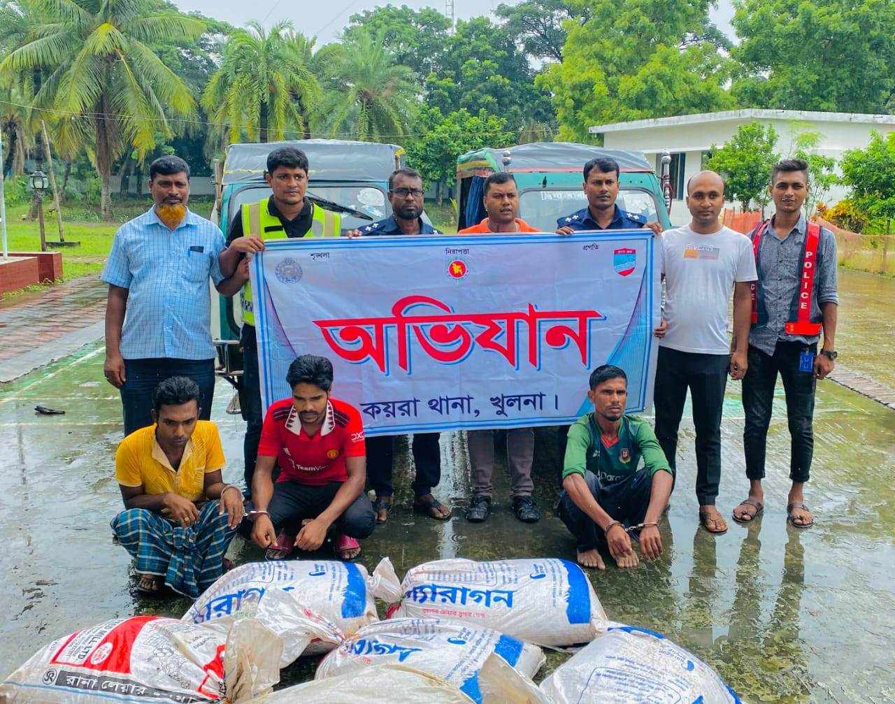 কয়রায় বিষ দিয়ে ধরা ২০০ কেজি চিংড়িসহ আটক তিন, ২টি ইজিবাইক জব্দ