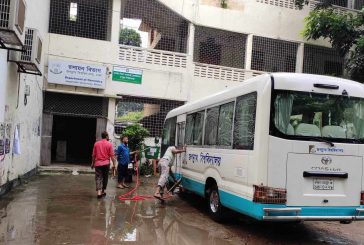 নেই ওয়ার্কশপ, যত্রতত্র গাড়ি মেরামতে জবির শিক্ষক-শিক্ষার্থীদের ভোগান্তি