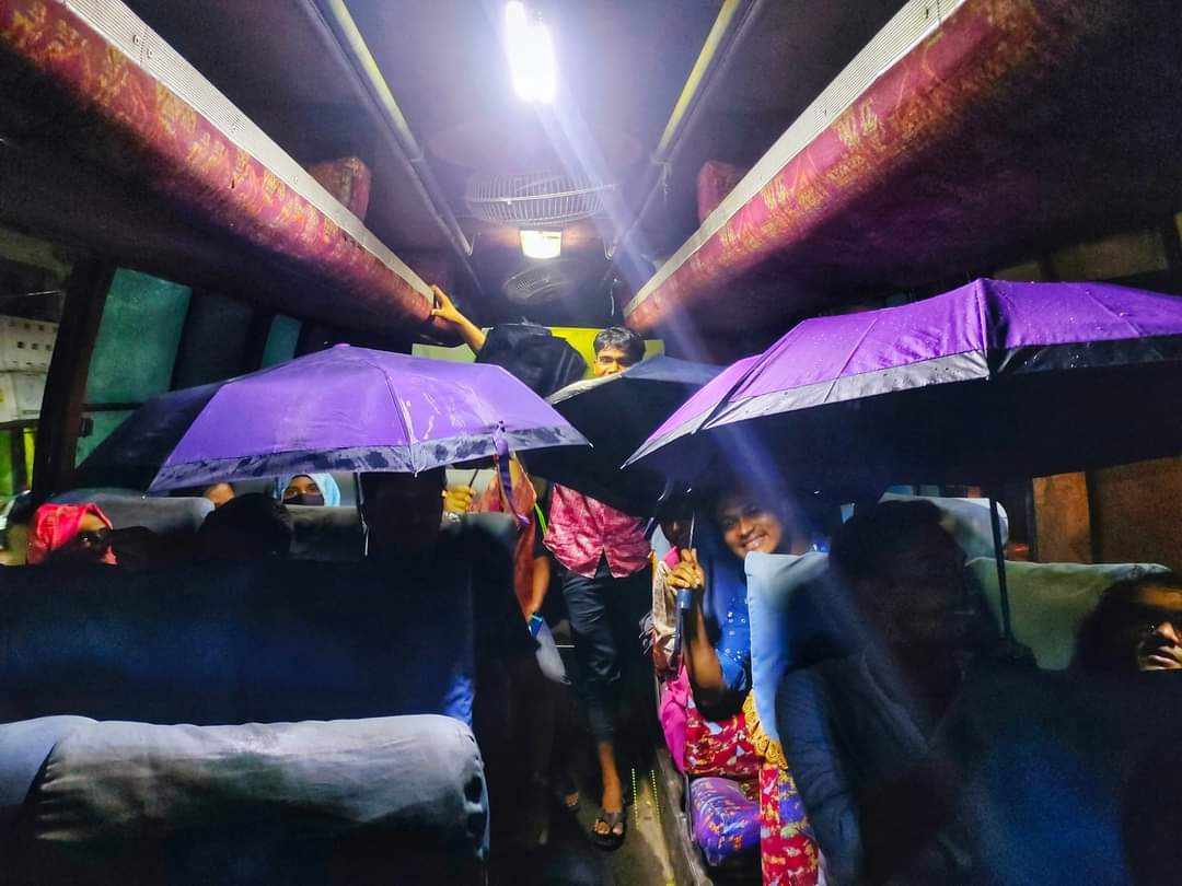 বৃষ্টিতে যবিপ্রবির বাসে পানি পড়া ঠেকাতে একমাত্র সম্বল ছাতা