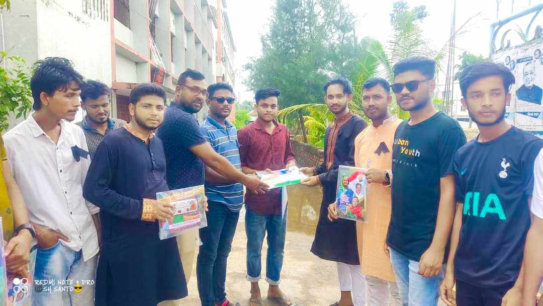 কয়রায় এমপির উপহার পেয়ে খুশি ৪ হাজার পরিক্ষার্থী