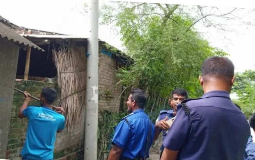 কয়রায় অবরুদ্ধ ৬ পরিবারকে উদ্ধার করলেন এসিল্যান্ড