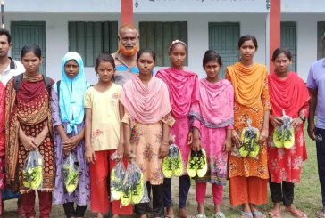 কলারোয়ায় অনুর্দ্ধ-১৭(বালিকা) ফুটবলারদের মাঝে খেলার সরঞ্জাম বিতরণ