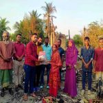 কয়রায় আগুনে ক্ষতিগ্রস্ত দুই শিক্ষার্থীর বই উপহার দিলেন সাইফুল্লাহ্ আল মামুন