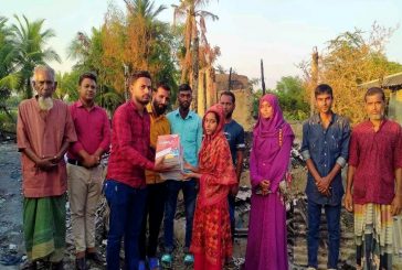 কয়রায় আগুনে ক্ষতিগ্রস্ত দুই শিক্ষার্থীর বই উপহার দিলেন সাইফুল্লাহ্ আল মামুন
