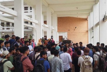 বাসে যবিপ্রবি ছাত্রীকে শ্লীলতাহানির ঘটনায় বিক্ষোভ করেছে শিক্ষার্থীরা