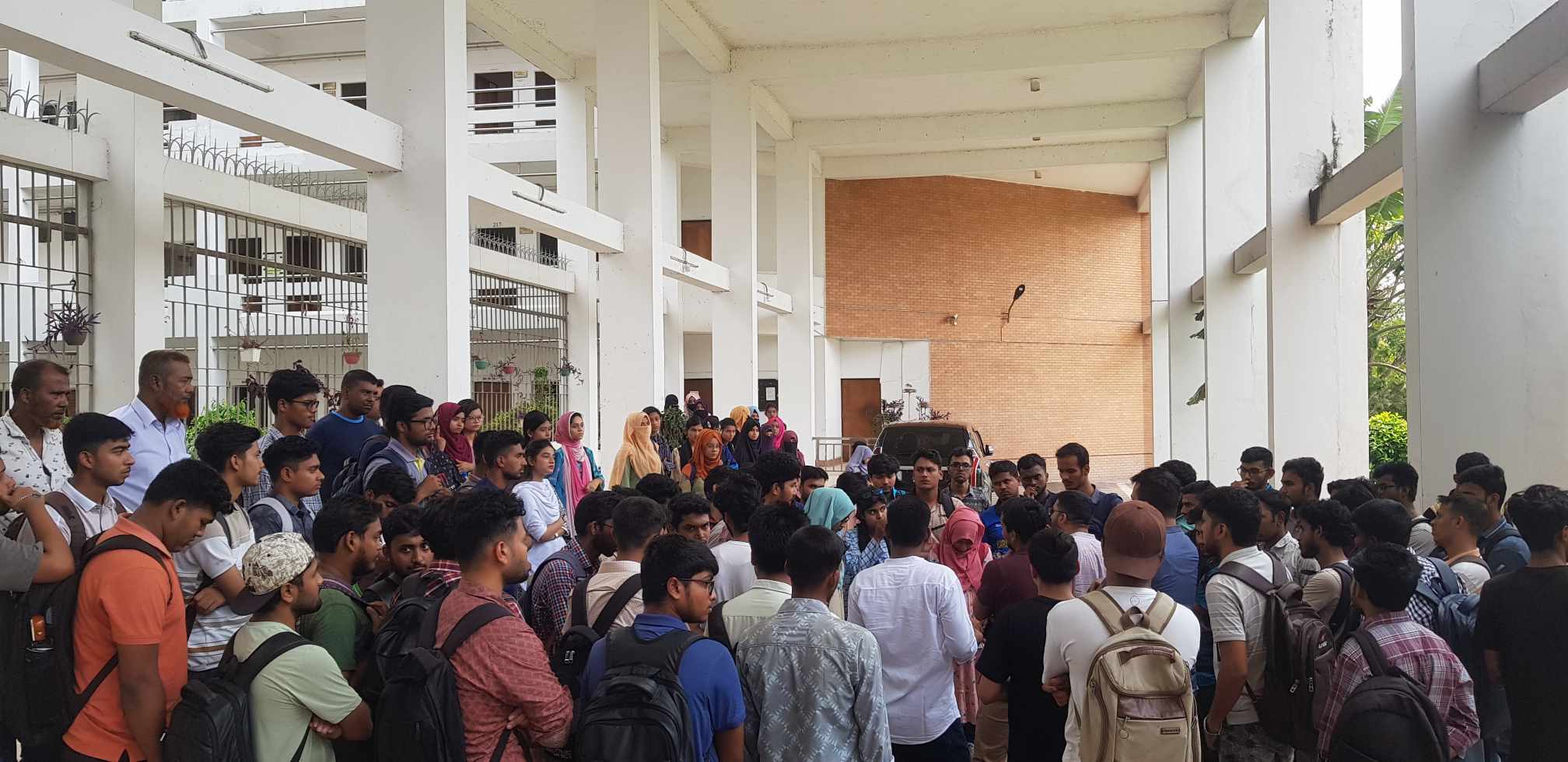 বাসে যবিপ্রবি ছাত্রীকে শ্লীলতাহানির ঘটনায় বিক্ষোভ করেছে শিক্ষার্থীরা