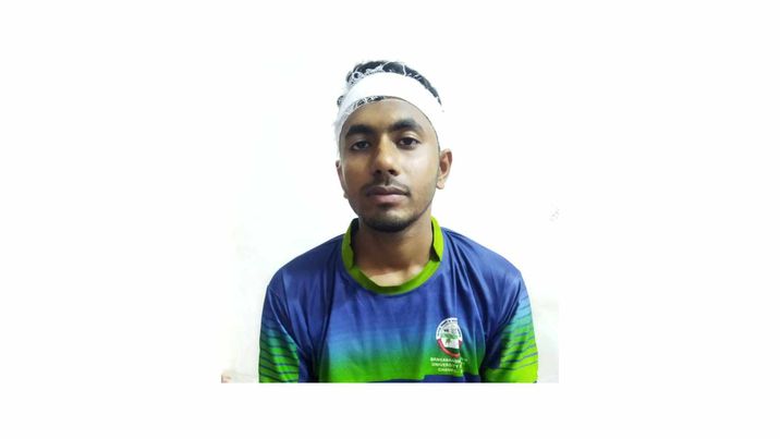 জুনিয়রের মাথা ফাটানোর অভিযোগ সিনিয়রের বিরুদ্ধে, মাথায় দুই সেলাই