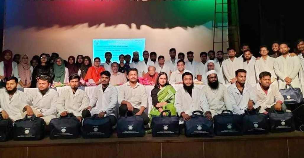 যবিপ্রবি শিক্ষার্থীদের মাঝে সার্জিক্যাল কিট বক্স বিতরণ