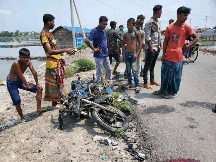 পাইকগাছায় মোটরসাইকেল-ভ্যানের সংঘর্ষে নিহত ৩  