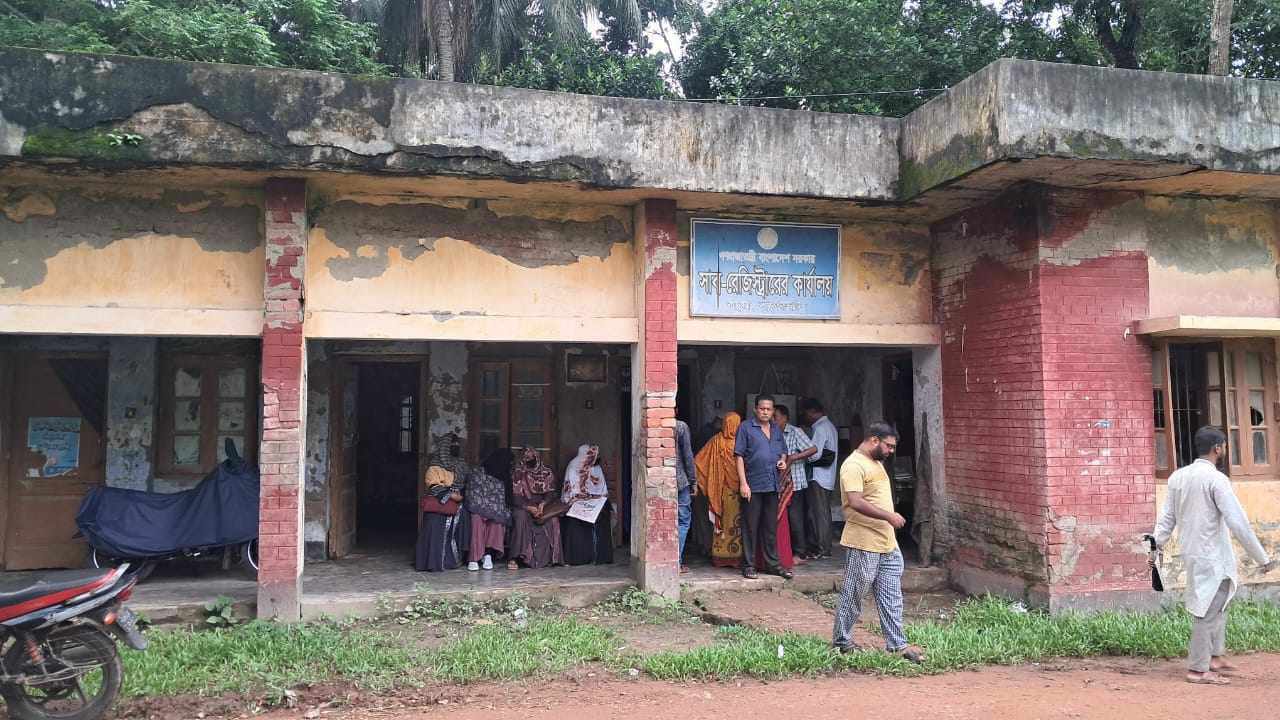 কচুয়ায় ঝুকিপূর্ণ ভবনে চলছে সাব-রেজিস্ট্রার অফিসের কার্যক্রম
