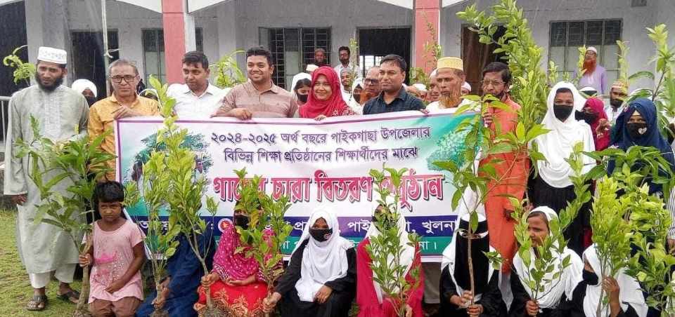 পাইকগাছায় শিক্ষার্থীদের মাঝে গাছের চারা বিতরণ