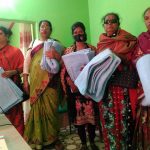 কয়রায় হিজড়াদের মাঝে কম্বল বিতরণ