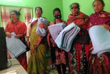 কয়রায় হিজড়াদের মাঝে কম্বল বিতরণ