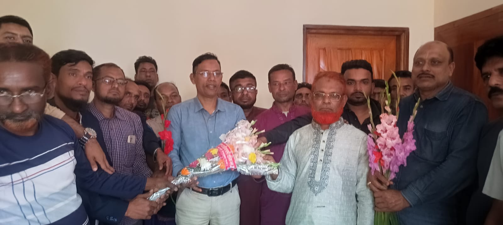 কলারোয়া থানা ও পৌর শ্রমিকদলের পক্ষ থেকে আক্তারুল ইসলামকে সংবর্ধনা