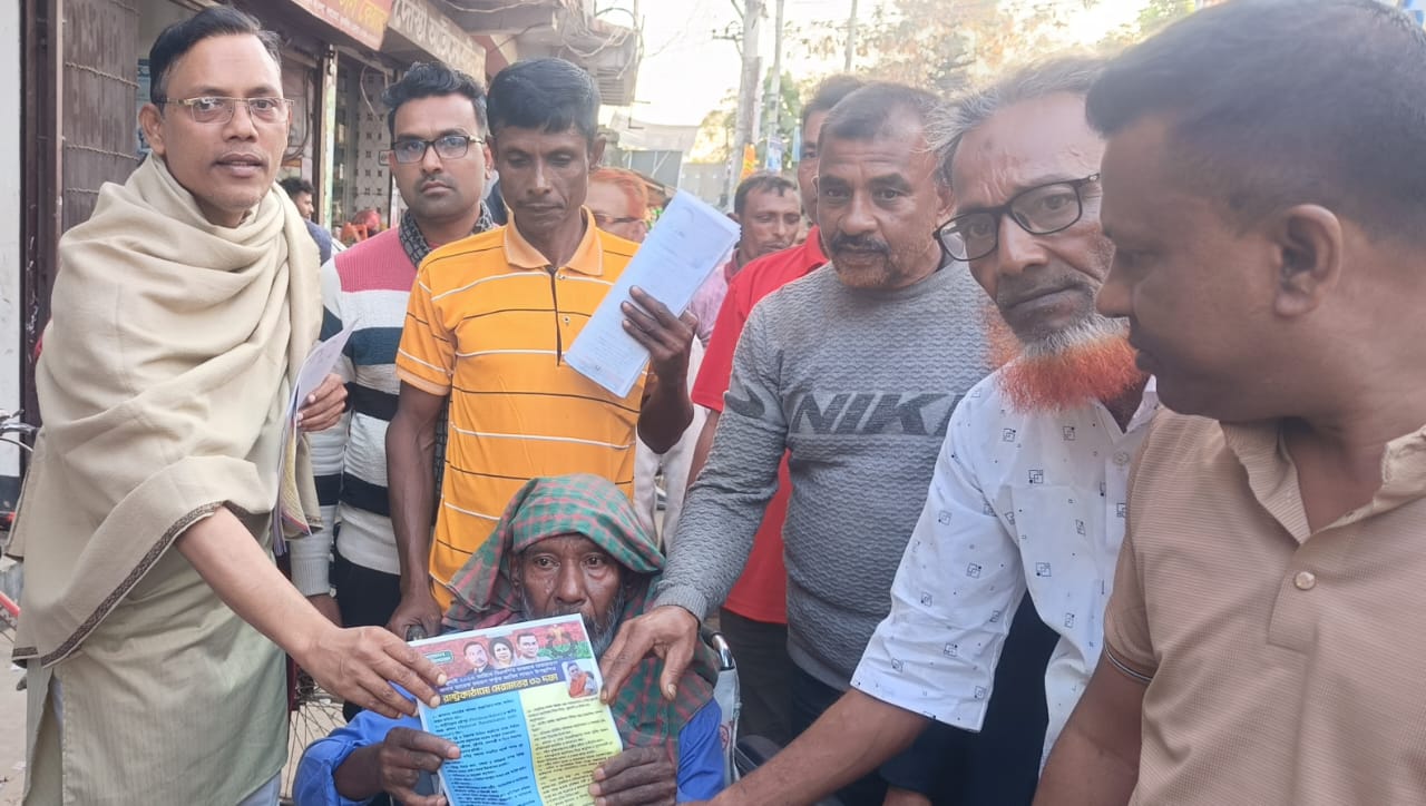 সাবেক মেয়র আক্তারুলের উদ্যোগে রাষ্ট্রকাঠামো মেরামতের লিফলেট বিতরণ
