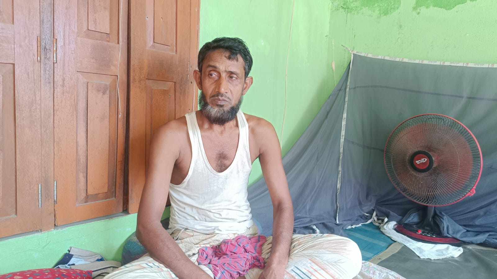কয়রায় ব্যবসায়ীকে বেঁধে রেখে বাড়িতে ডাকাতি