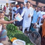 রাষ্ট্র কাঠামো মেরামতের লিফলেট বিতরণ করলেন বিএনপি নেতা আক্তারুল ইসলাম