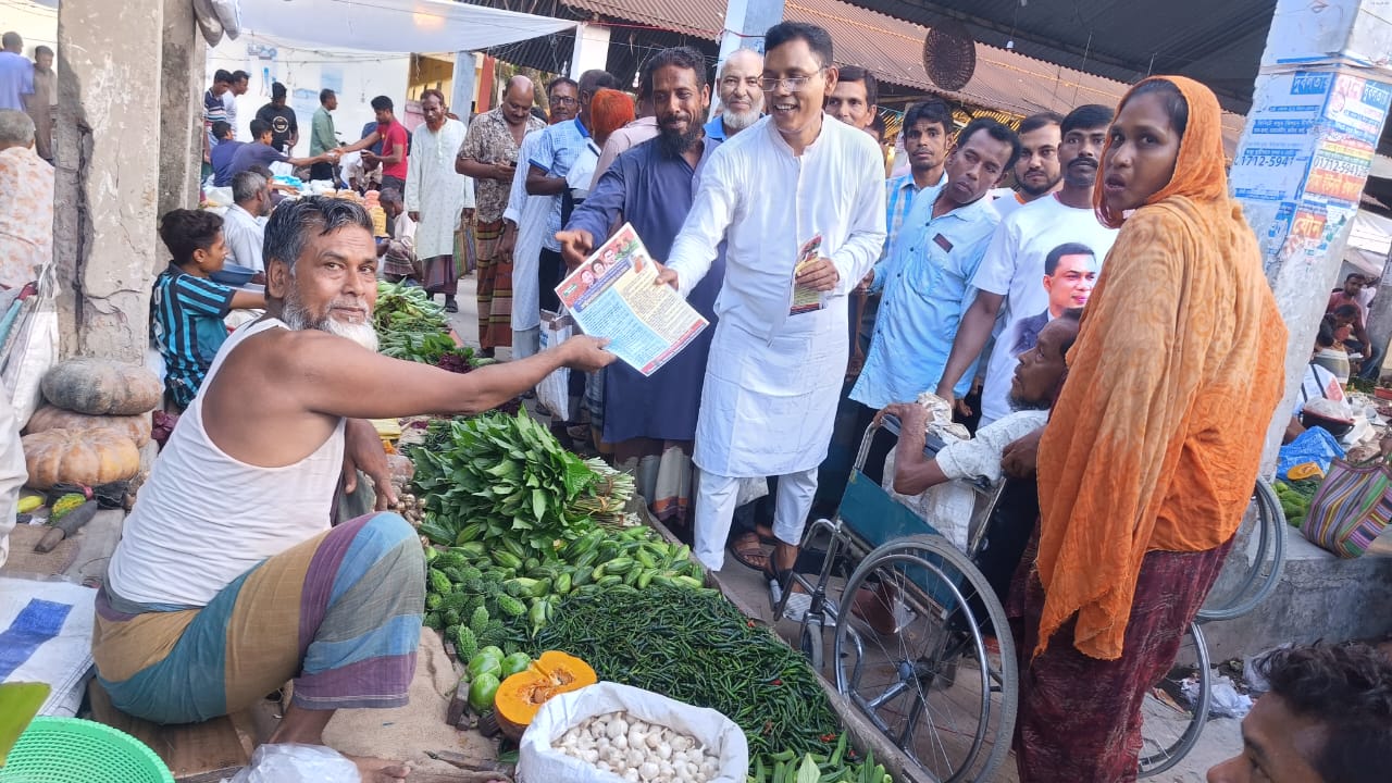 রাষ্ট্র কাঠামো মেরামতের লিফলেট বিতরণ করলেন বিএনপি নেতা আক্তারুল ইসলাম