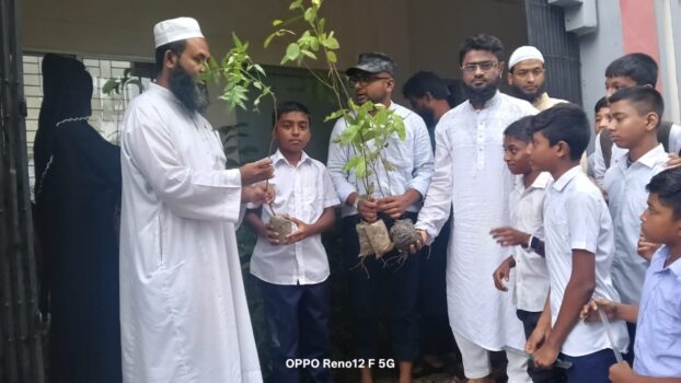 কলারোয়া সরকারি পাইলট হাইস্কুলের শিক্ষার্থীদের মাঝে গাছের চারা বিতরণ 