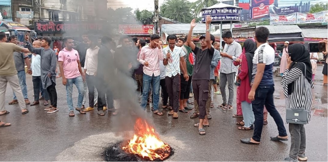 গোপালগঞ্জে হামলার প্রতিবাদে সাতক্ষীরায় বিক্ষোভ করেছে বৈছাআ