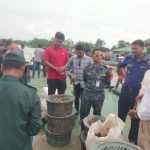 কয়রায় যৌথ অভিযানে জব্দকৃত ৭০০ কেজি কাঁকড়া অবমুক্ত