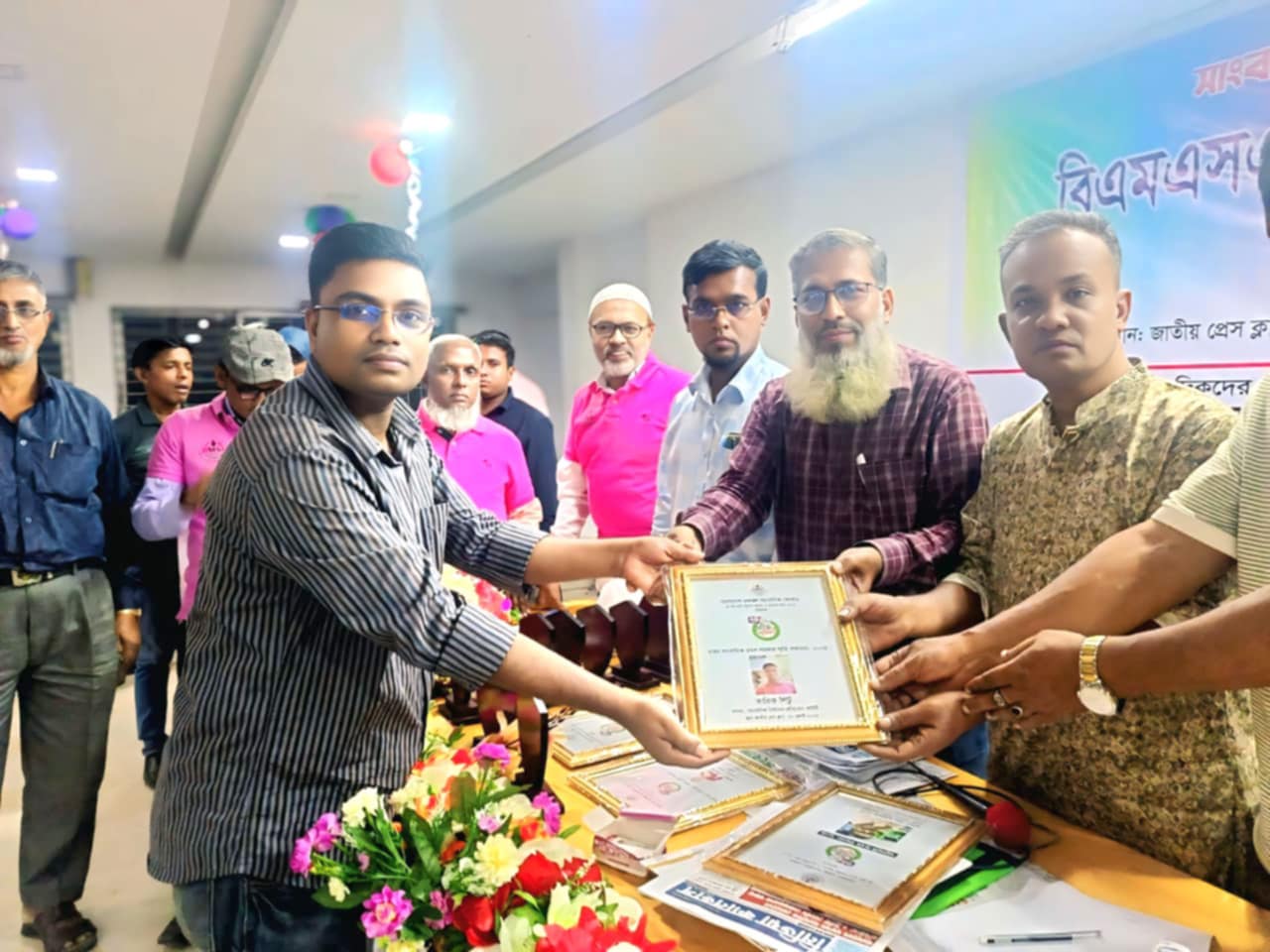 উপকূলের বাস্তবতা থেকে জাতীয় মঞ্চে—রতন সরকার পদক পেলেন তারিক লিটু