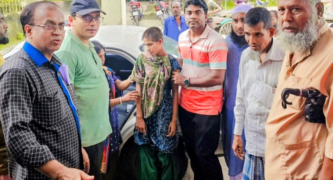 পাইকগাছায় রাস্তায় শিশু জন্ম দেওয়া পাগলী পারুল আক্তার ফিরে পেল পরিবারের খোঁজ