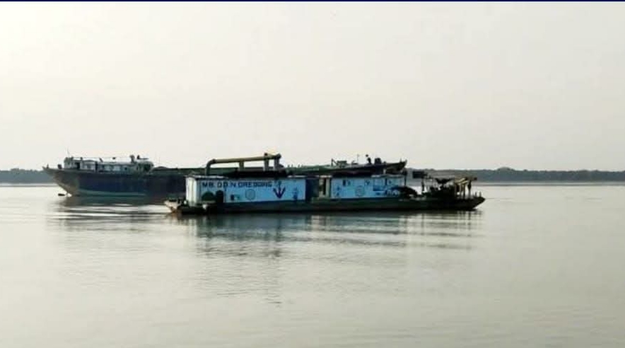 কয়রায় নদী থেকে প্রতিনিয়ত বালু উত্তোলন; জনমনে ক্ষোভ