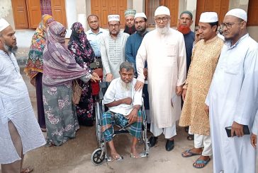 সাতক্ষীরায় এক ব্যক্তিকে হুইলচেয়ার উপহার দিলো শ্রমিক কল্যাণ মহিলা বিভাগ
