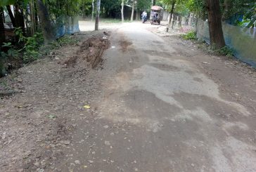 কলারোয়ার-খোর্দ্দ অভিমুখি রাস্তার বেহাল অবস্থা, চলাচলে ভোগান্তি