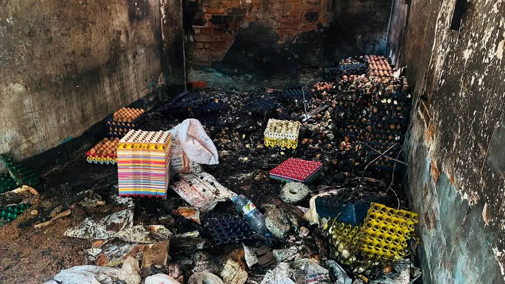 কলারোয়ায় রহমান মার্কেটে অগ্নিকাণ্ড: ১২ দোকানির স্বপ্ন পুড়ে ছাই