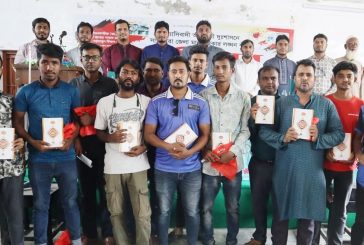সাতক্ষীরায় সাংবাদিকদের হাতে অর্থসহ পবিত্র কোরআন উপহার দিল ছাত্রশিবির