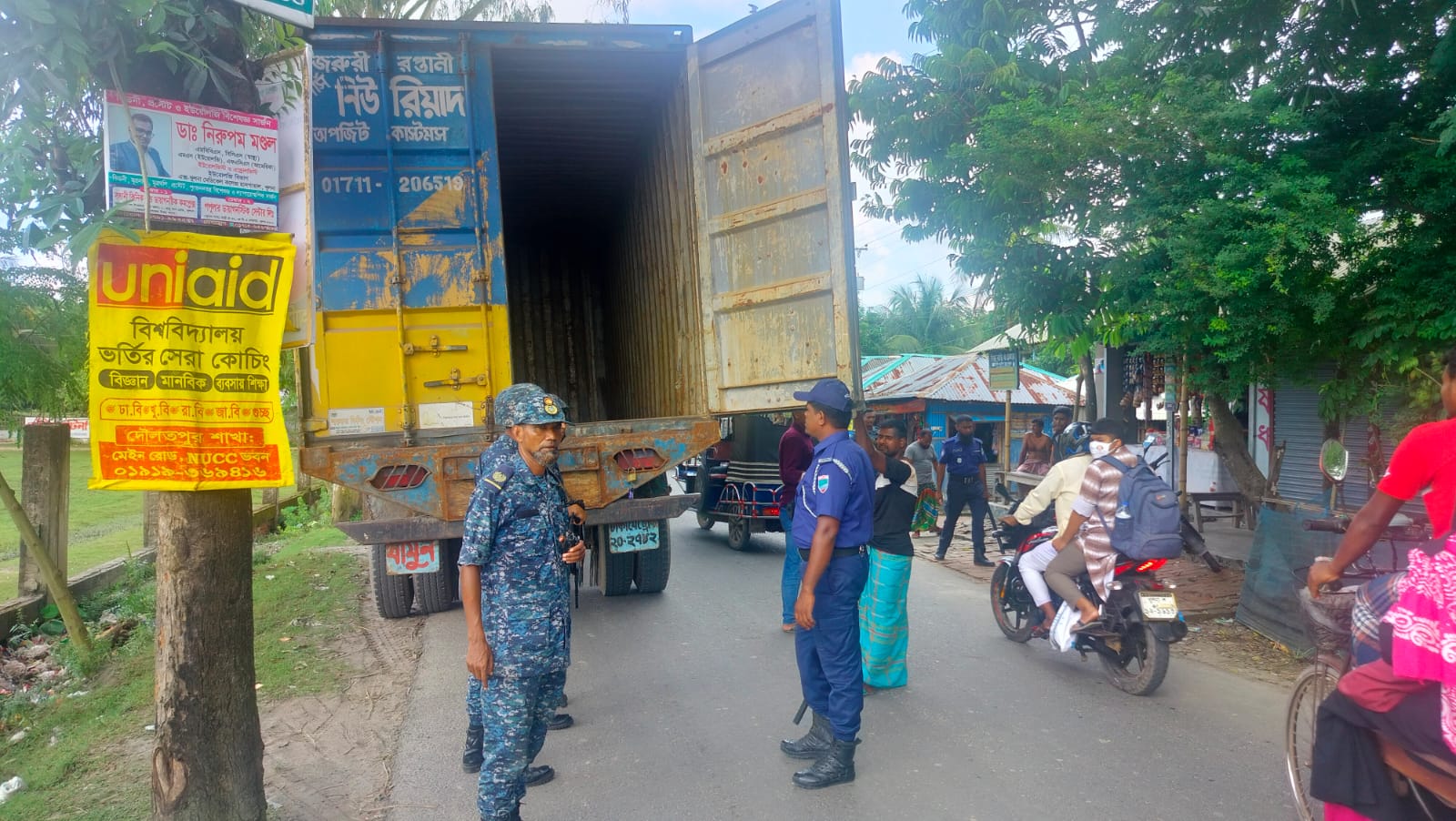 কয়রায় নৌবাহিনী ও পুলিশের যৌথ চেকপোস্ট