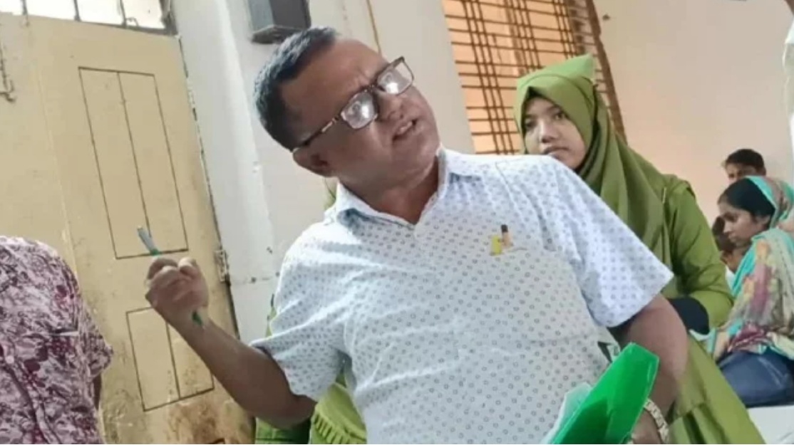 ধর্ষিতা শিশুর বাবাকে গালি দেওয়া সেই চিকিৎসক বরখাস্ত
