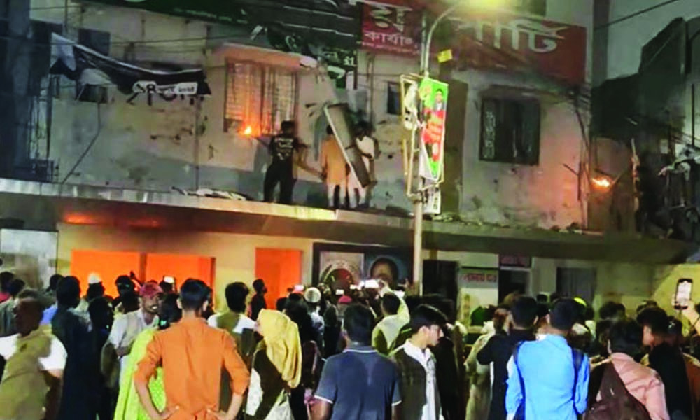 কাকরাইলে জাতীয় পার্টির কেন্দ্রীয় কার্যালয়ের সামনে দু’জন গুলিবিদ্ধ