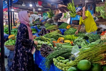 উচ্চমূল্যের চাপে মধ্যবিত্ত হয়ে যাচ্ছে নিম্নবিত্ত
