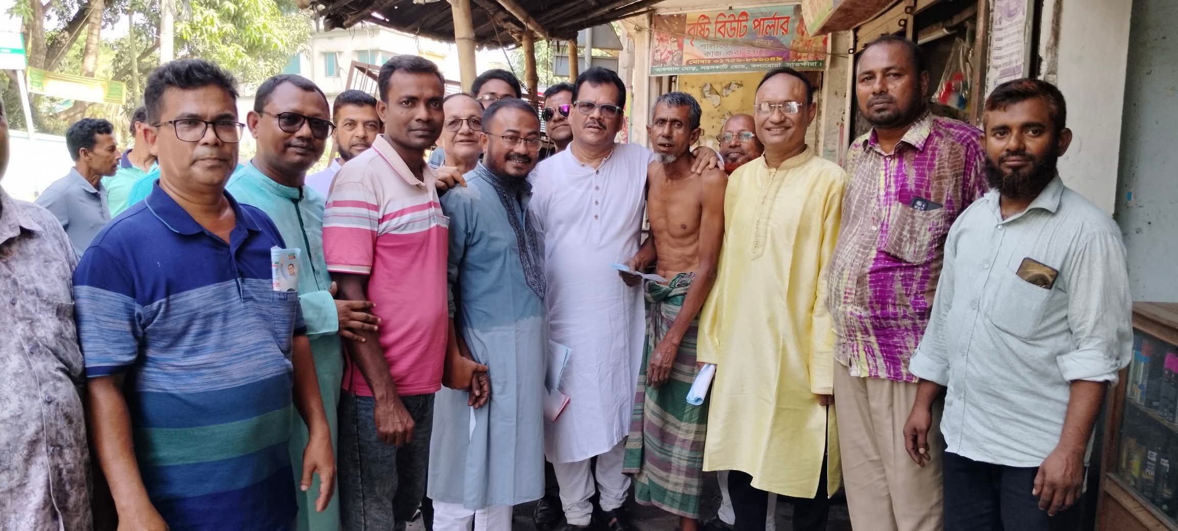 কলারোয়ায় ধানের শীষের পক্ষে লিফলেট বিতরণ করেছেন সাবেক এমপি িএ