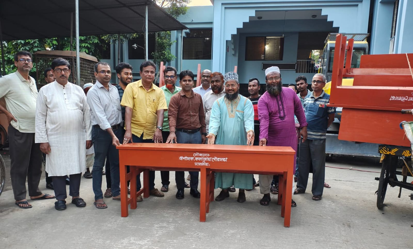 কলারোয়ায় বিভিন্ন শিক্ষাপ্রতিষ্ঠানে বেঞ্চ বিতরণ